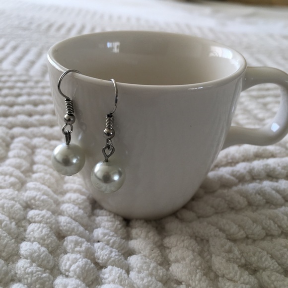 ❄️ Faux White Round Pearl Dangle Earrings - Picture 2 of 3